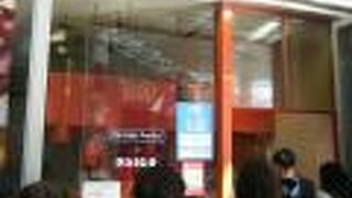 多くの人が並んでいます