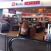 茨城空港2階エリアの売店です。
