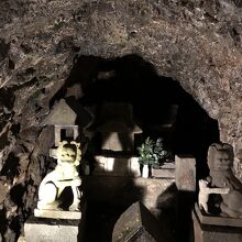岩屋の中にある江島神社発祥の地