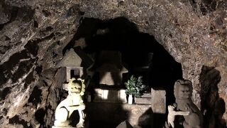 洞窟の奥に、江島神社発祥の地