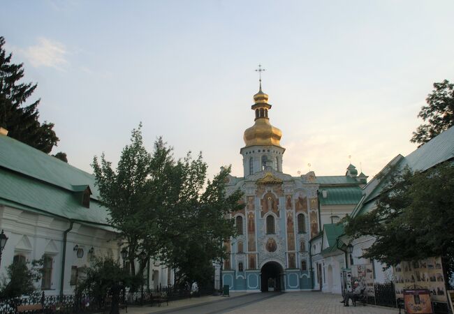 ペチェールスカヤ大修道院の入場口のすぐそばにあり、１２世紀に建てられた教会