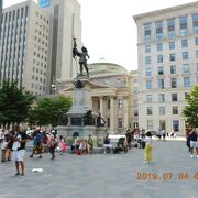 広場にの中央にはメゾンヌーブ像が存在感を示していました