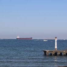 観音崎バス停の前には海が広がります。