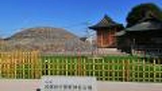 復元された古墳があります