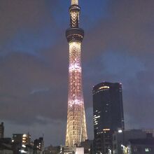 夜のライトアップがきれいです