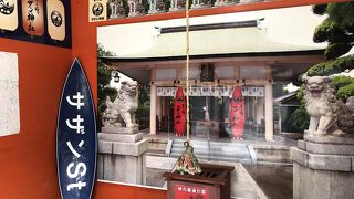 店内に拝殿の大きな写真が貼られている