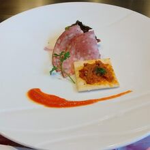 カナッペとビアソーセージ、野菜のオードブル