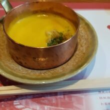 熱々のカボチャスープ