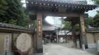 境内には説明板付きの建造物がたくさん