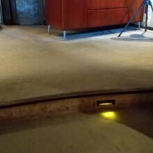 地下喫茶室の段差、ここで母が転んだ