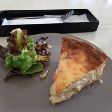 鮭とポテトのキッシュをお店でいただいてみました。