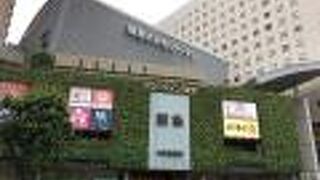 大きなホテルと飲食店群など