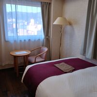 ベッドは広々。