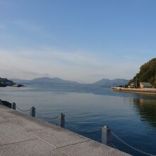つつ井前の海岸と高根島 
