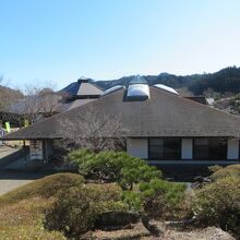 和紙人形美術館、レストラン、物産館があります