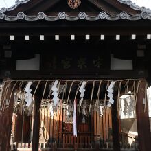 境内の拝殿、奥に本殿が見える