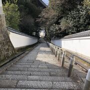 急な階段。