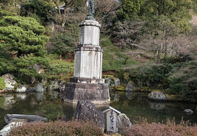 知恩院山門近くにある庭園。