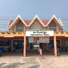 ナコンパトム駅舎