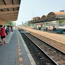 駅構内、2面4線