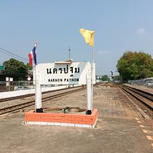 ホーム端にある駅名看板