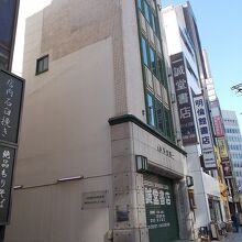 通りに面した様子です。