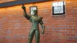 新函館北斗駅1階に北斗の拳の像