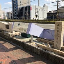 大道筋に面して与謝野晶子生家跡の石碑があります