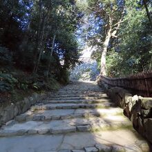 登城口。最初だけ石段がハード