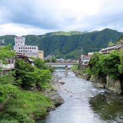 子どもたちが川へ飛び込むことで有名な橋