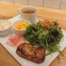 メイン、スープ、サラダなどがワンプレート