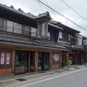 宇陀市松山重要伝統的建造物群保存地区の街並は，宇陀の江戸時代の繁栄を想起させる。 