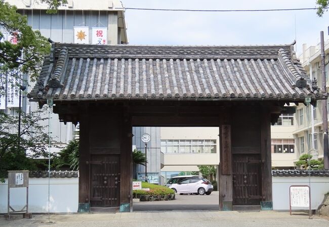 中にあるのは西条高校