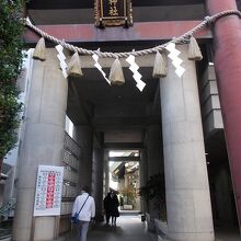 入り口の鳥居です。奥に社殿があります。