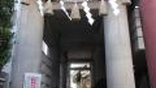 ビルの中にある神社です。