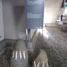 静かに置かれています。