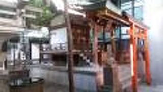 築木神社の境内にあります。