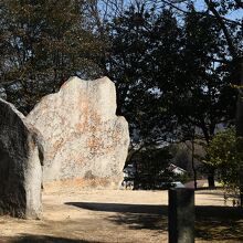 なぜか岩が立つ遺構