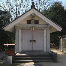 ご神体の石を保管する現地の施設