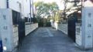 奥行きのある境内