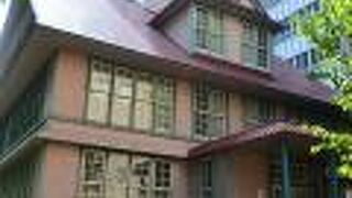 藤学園の旧校舎を再現。