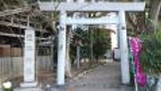 伊勢市駅前の一角に鎮座する神社