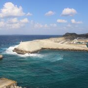 小さな島の巨大な漁港