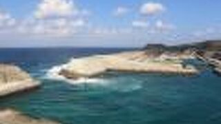 小さな島の巨大な漁港