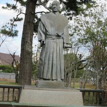 公園には水野さんの像が建ってます