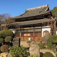 本堂と筆塚の石碑