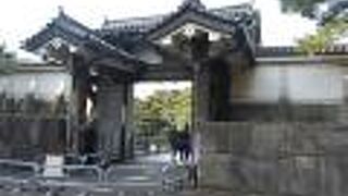 天守台の近くの門。