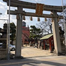 現在は北向きに建つが昔は社の正面に建っていた