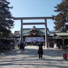 奥が拝殿です。