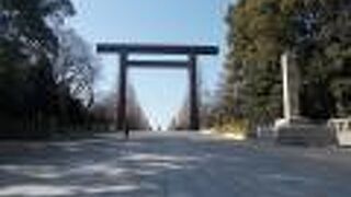 靖国神社の一番大きな鳥居です。